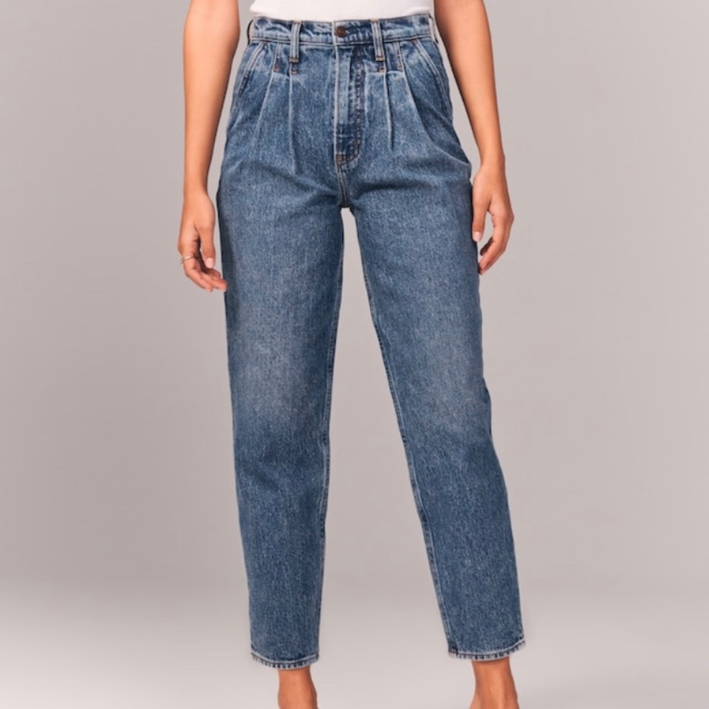 NWT A&F High Rise 80s Mom Jeans